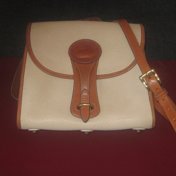 Dooney & Bourke Handbags - Dooney & Bourke ALW Crossbody Purse